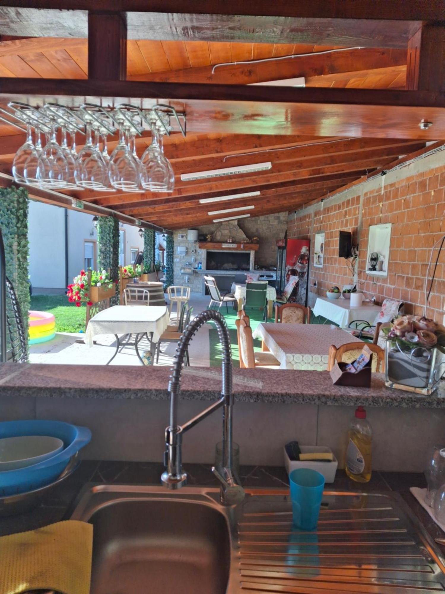 Guest House Mijic Korenica Exterior foto
