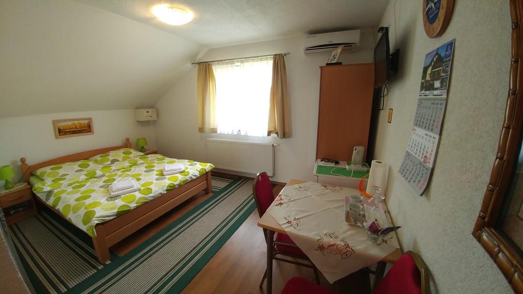 Guest House Mijic Korenica Exterior foto