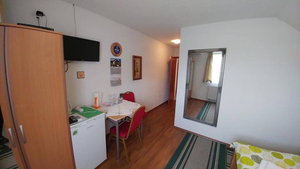 Guest House Mijic Korenica Exterior foto