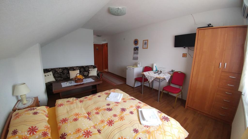 Guest House Mijic Korenica Exterior foto