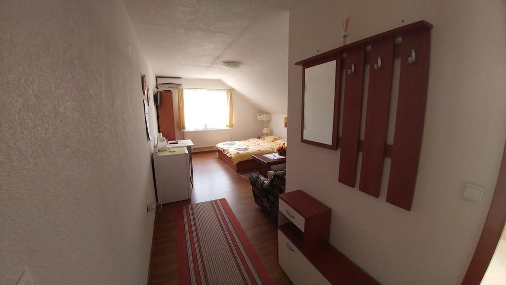 Guest House Mijic Korenica Exterior foto
