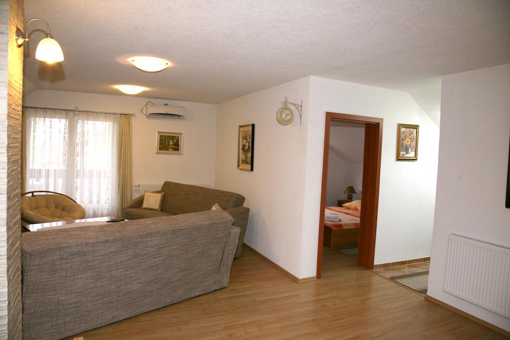 Guest House Mijic Korenica Exterior foto